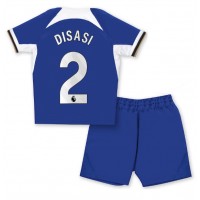 Camisa de Futebol Chelsea Axel Disasi #2 Equipamento Principal Infantil 2023-24 Manga Curta (+ Calças curtas)